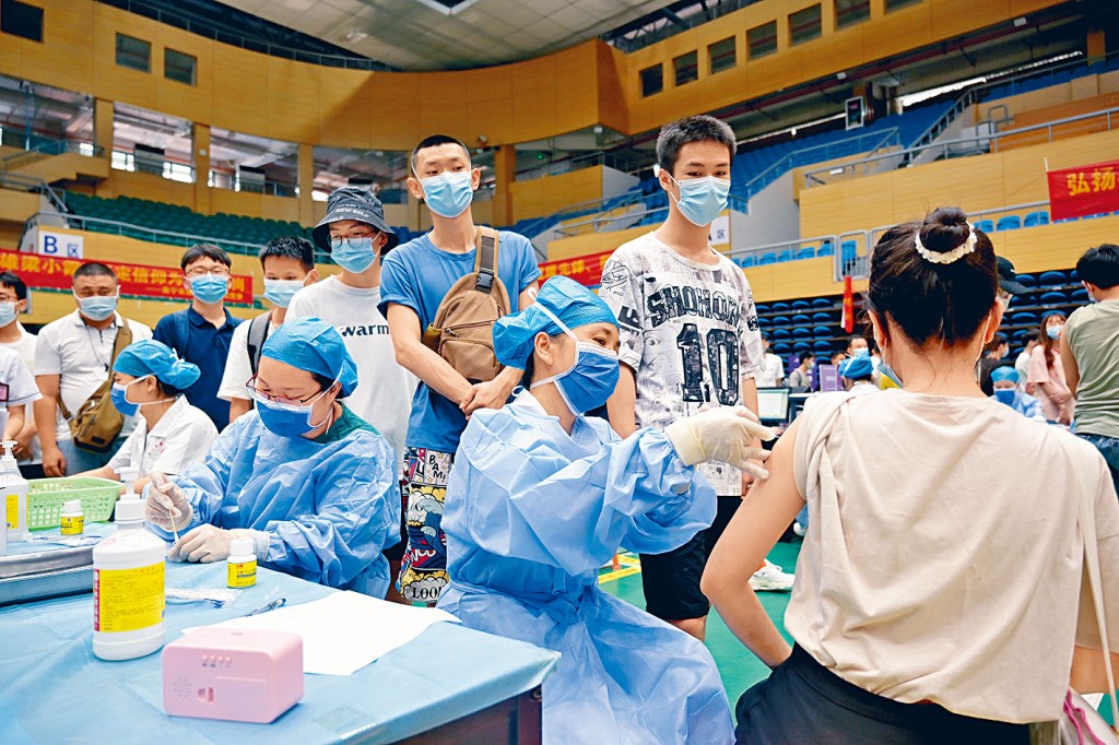 內地展開大規模接種疫苗工作，當中包括國藥等生產的疫苗。