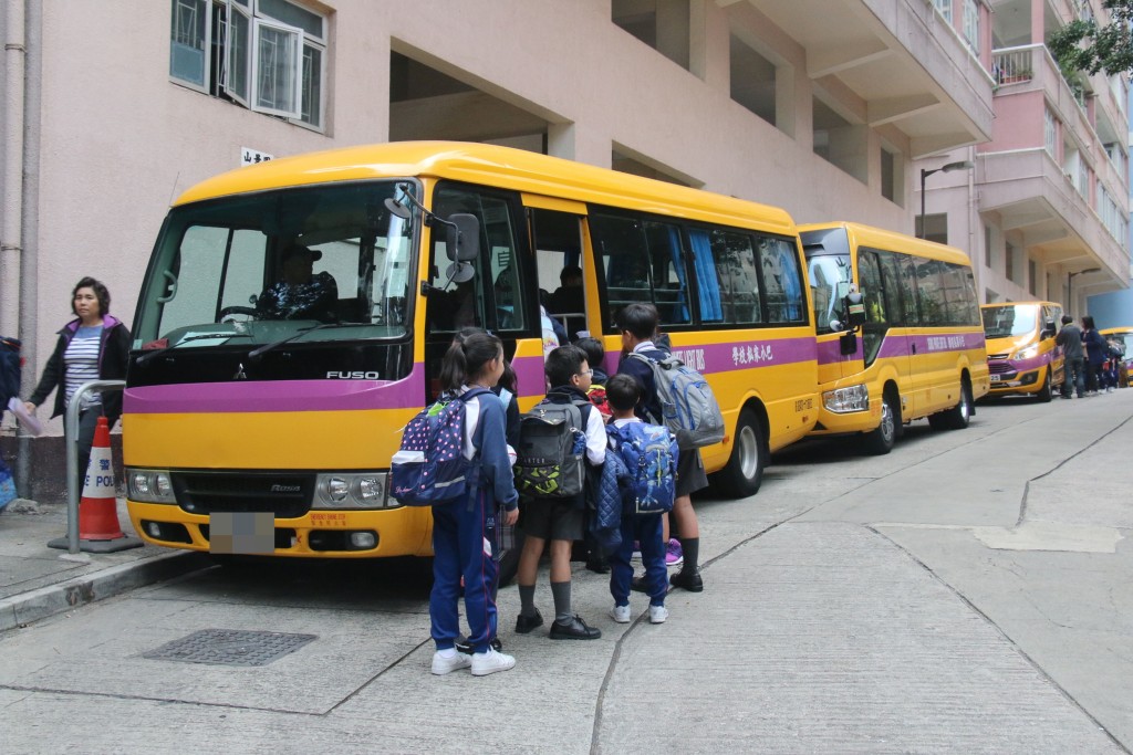 所有明年1月25日後新登記的學生服務車輛、公共及私家巴士等,亦須在指定座位配備安全帶。 所有明年1月25日後新登記的學生服務車輛、公共及私家巴士等,亦須在指定座位配備安全帶。
