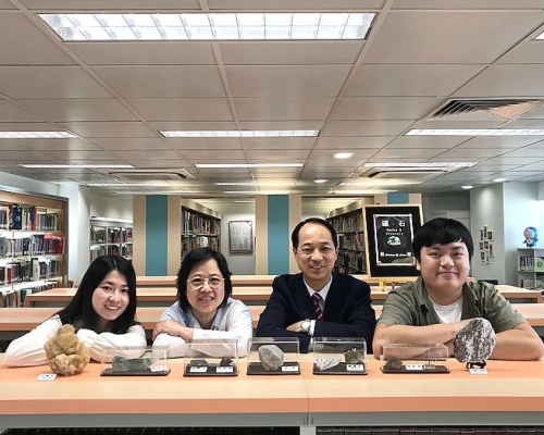 佛教黃鳳翎中學校長李偉盛（右二）表示，透過舉辦跨課程閱讀計畫，吸引學生多到圖書館；旁為助理圖書館管理員黎靜盈（左一）、圖書館主任何慧貞（左二）和校友梁子儀（右一）。