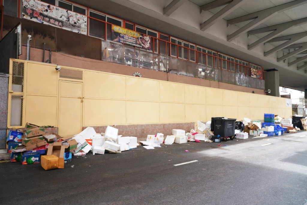食环署10月22日起增加乱抛垃圾及店铺阻街等罚款。资料图片