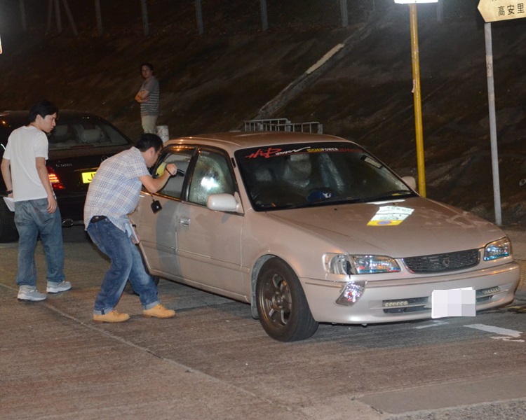 偷車黨油塘車房撞閘 ，偷走三輛名車。