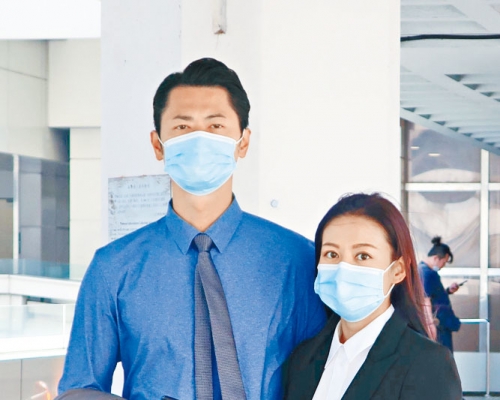 蕭唯展昨日繼續陪愛妻江若琳到法庭。