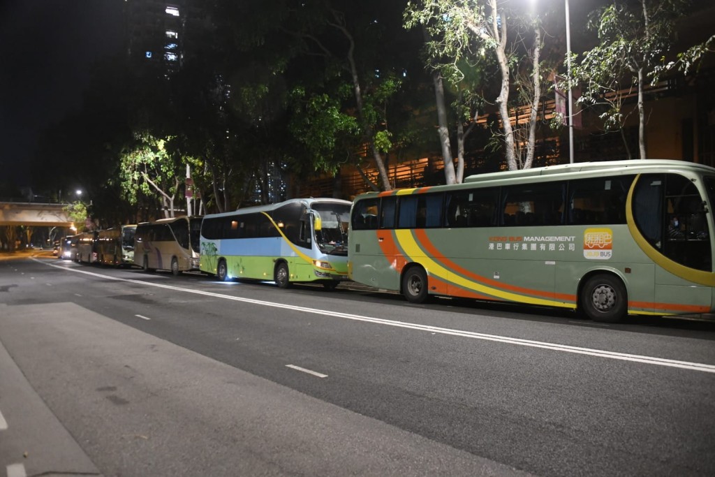 十部旅遊巴到場等候協助撤離。