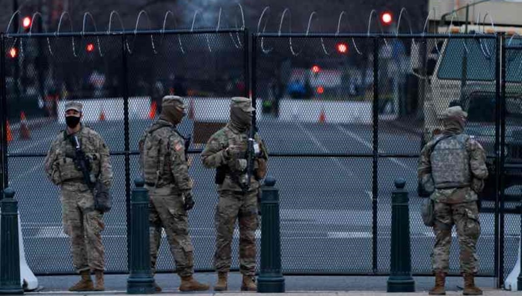 华府派2.5万名重兵把守、白宫外围满铁网、民宿关门谢客，为保证1月20日举行的就职典礼万无一失。AP