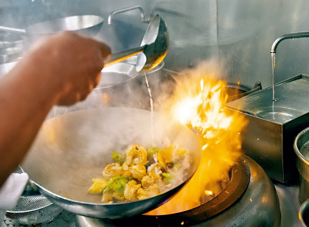 鄧師傅以京式爆炒鮮天麻、皺皮椒、黑皮雞樅菌及蝦球,再伴京式風味醬汁,打造出一道汁濃味厚、層次感豐富,兼具食療效果的新派京菜。 鄧師傅以京式爆炒鮮天麻、皺皮椒、黑皮雞樅菌及蝦球,再伴京式風味醬汁,打造出一道汁濃味厚、層次感豐富,兼具食療效果的新派京菜。
