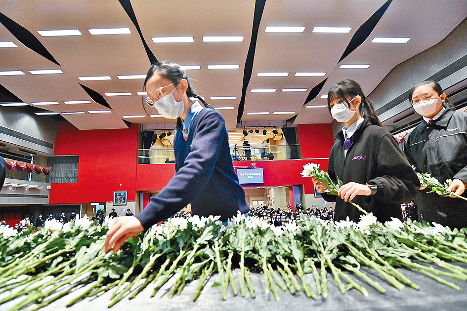 學生在悼念活動輪流上台獻花，悼念南京大屠殺死難者。 