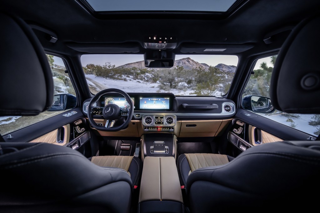 车内采用全新三幅式电容触控多功能軚环，加入双12.3寸数码仪表板和触控中央屏幕。