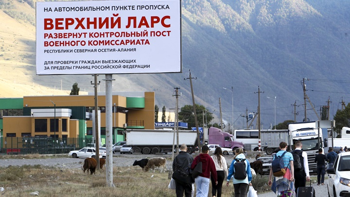 大批俄羅斯民眾湧到與格魯吉亞接壤上拉爾斯口岸打算出境。AP圖片