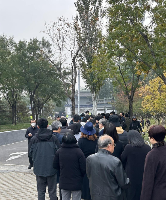 大批民眾到北京八寶山參與楊振寧的遺體告別式。新浪新聞 大批民眾到北京八寶山參與楊振寧的遺體告別式。新浪新聞