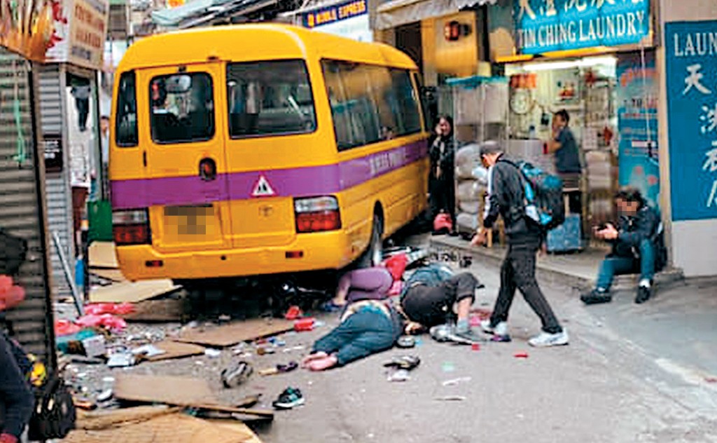 保母車從斜路剷上行人路,造成5死2傷。