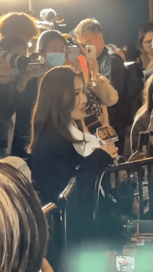 凭《新闻女王》饰演新闻主播“张家妍”爆红的李施嬅更化身记者，向梁朝伟和刘德华提问。