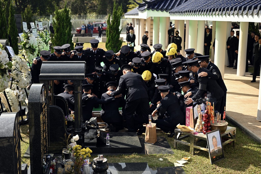 葬禮最後階段，偉豪生前出生入死的同袍圍在墳頭作最後道別。
