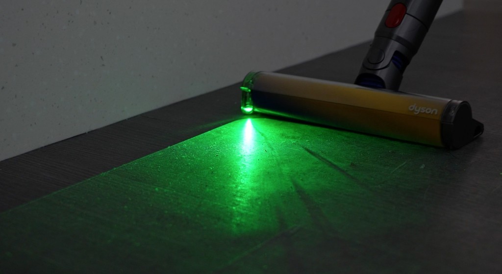 V15 Detect裝有雷射偵測技術，利用綠色光線偵測灰塵數量，並會根據灰塵數量自動調校吸力。