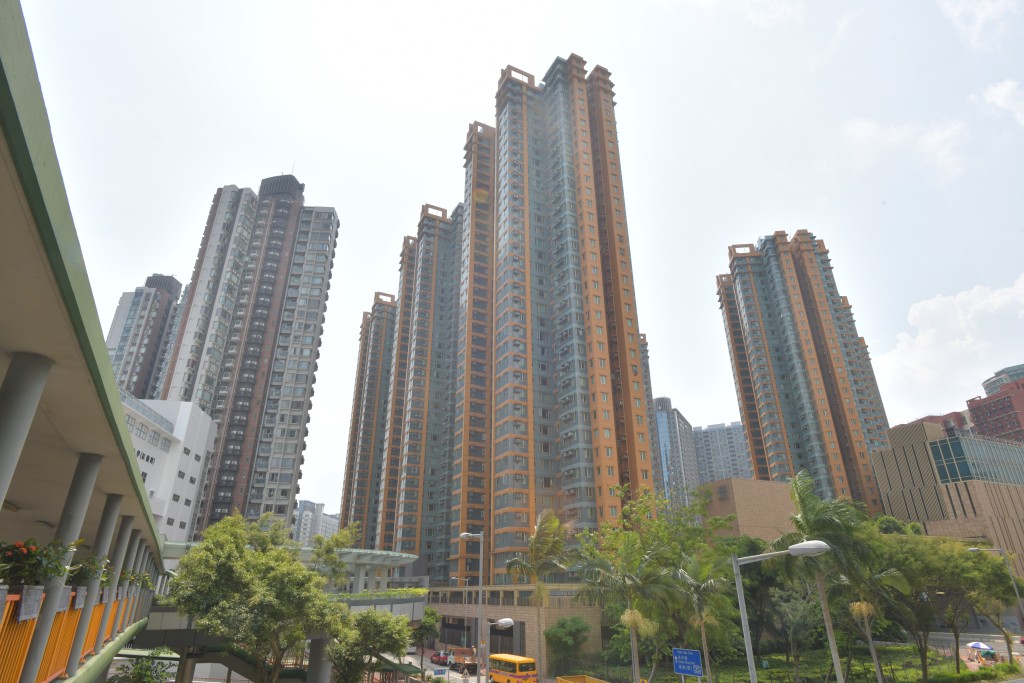 红磡海滨南岸4座中层G室，面积593方呎，属3房户，向东南享海景，双方经议价后以2.85万元成交。