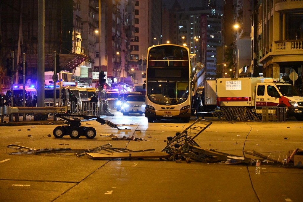荔枝角道發現懷疑爆炸品，拆彈車即時引爆。