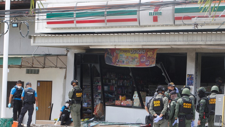 警員在爆炸損毀的便利店調查。路透社圖片