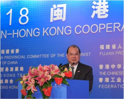 張建宗指要親自支持偉大的高鐵決定率團乘坐上福州。 圖：政府新聞處