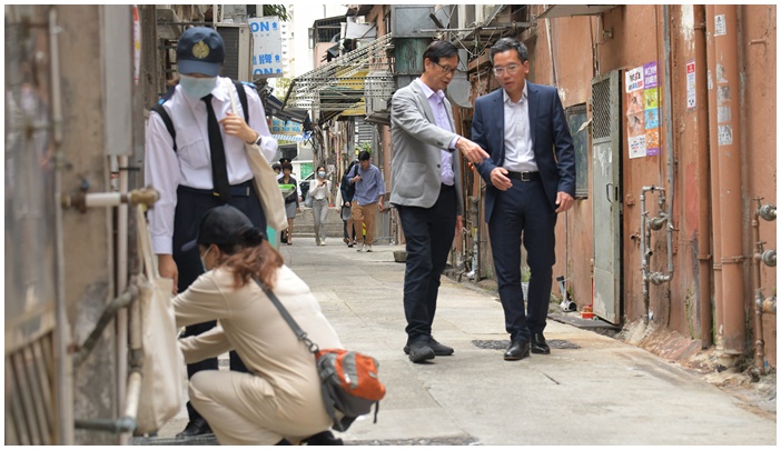 屯門區議會主席陳有海(右二)表示,以前各部門各自行動,現在各界攜手合作,滅鼠行動有明顯成效。梁譽東攝