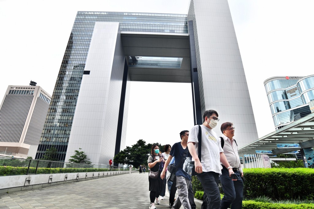 公務員加薪2%,生效日期追溯至4月1日。 公務員加薪2%,生效日期追溯至4月1日。