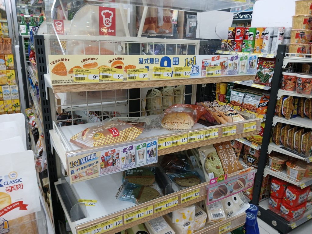 由於市民的防風意識相當高,今次風暴除了 超市和街市出現掃貨人潮外,麵包舖也成掃 貨目標之一,便利店的蛋糕麵包貨架也一樣 清空。 由於市民的防風意識相當高,今次風暴除了 超市和街市出現掃貨人潮外,麵包舖也成掃 貨目標之一,便利店的蛋糕麵包貨架也一樣 清空。