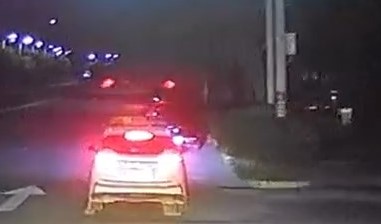 行車記錄儀拍下涉事城管利用個人微信收取「罰金」的情況。《新京報》