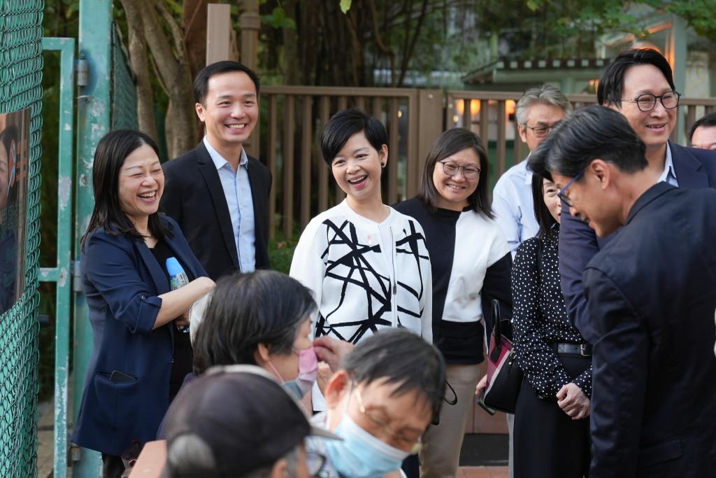 何永賢一行人與雲漢邨居民交流。何永賢FB 何永賢一行人與雲漢邨居民交流。何永賢FB