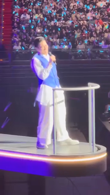 執完咪後劉德華笑說︰「我試試看,還能聽到嗎?」 執完咪後劉德華笑說︰「我試試看,還能聽到嗎?」