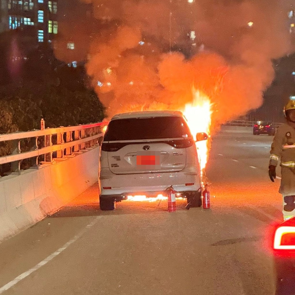火勢其後蔓延至整個車頭。FB:Kelvin So@車Cam L(香港群組) 火勢其後蔓延至整個車頭。FB:Kelvin So@車Cam L(香港群組)