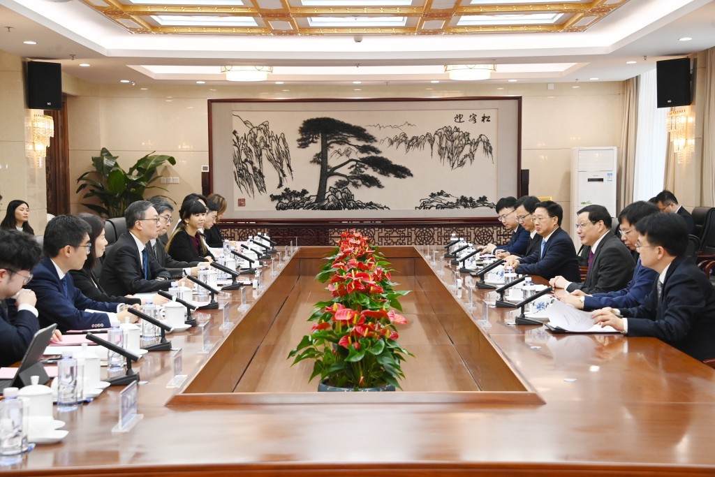 林定国（左四）与最高人民检察院检察长应勇（右三）会面。刑事检控专员杨美琪（左三）和国际法律专员丁国荣（左五）亦有出席。