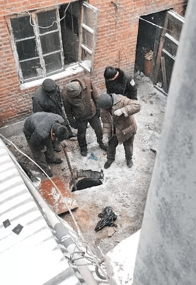 警方發掘棄屍現場。 警方發掘棄屍現場。
