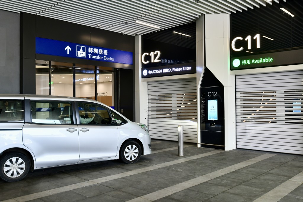 司機按指示往指定存車處停車。