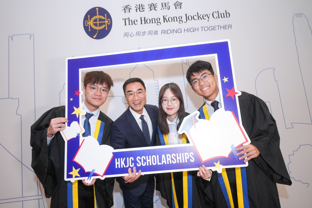 香港赛马会主席利子厚（左二）与赛马会学人罗泽嘉（右一）、王愉程（右二）及黄智麟（左一）合照。