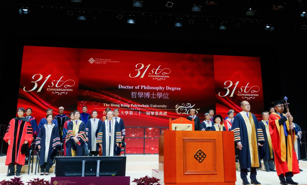 理工大學校董會主席林大輝與校長滕錦光於上周六主持第31屆畢業典禮,頒授哲學博士學位予226位應屆畢業生。理大提供 理工大學校董會主席林大輝與校長滕錦光於上周六主持第31屆畢業典禮,頒授哲學博士學位予226位應屆畢業生。理大提供