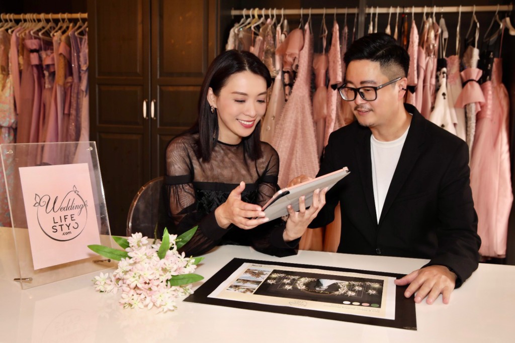 煒哥與Dorian討論場地佈置。