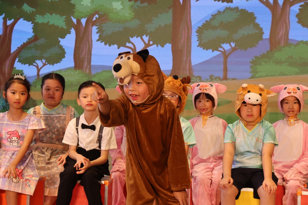 特色英语话剧表演能提升学生的自信心及英语能力。（图片来源：受访者提供）