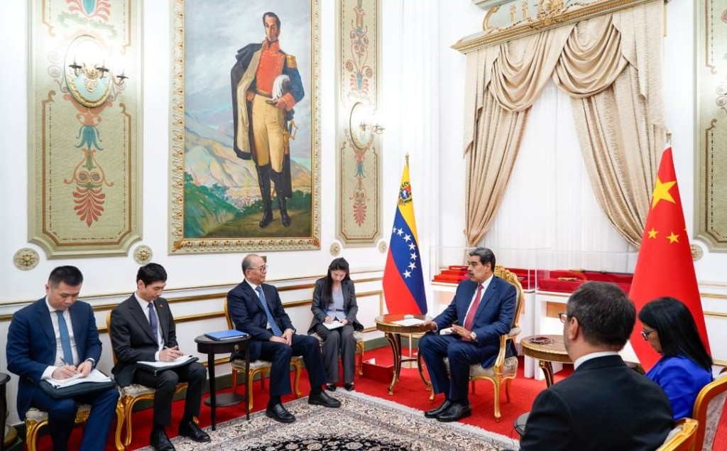 委内瑞拉总统马杜罗1月2日在总统府会见中国特使邱小琪率领的代表团。 马杜罗FB