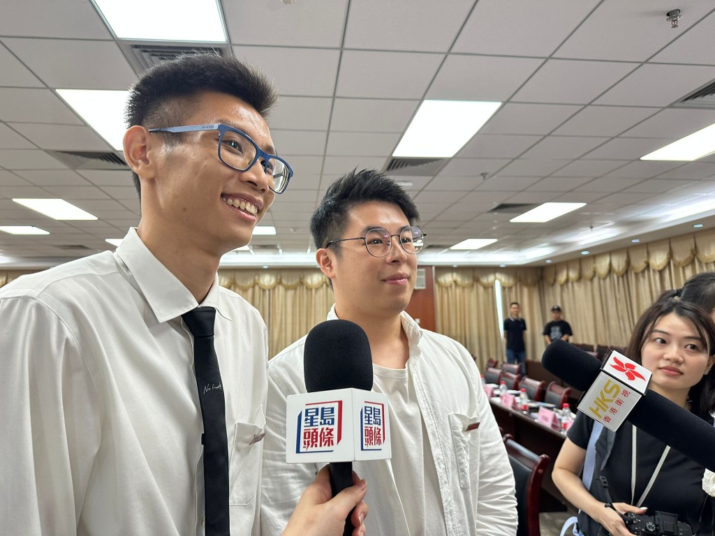 華僑大學工商管理系研究生吳明宇（左）、宋鉦順。常彧璠攝
