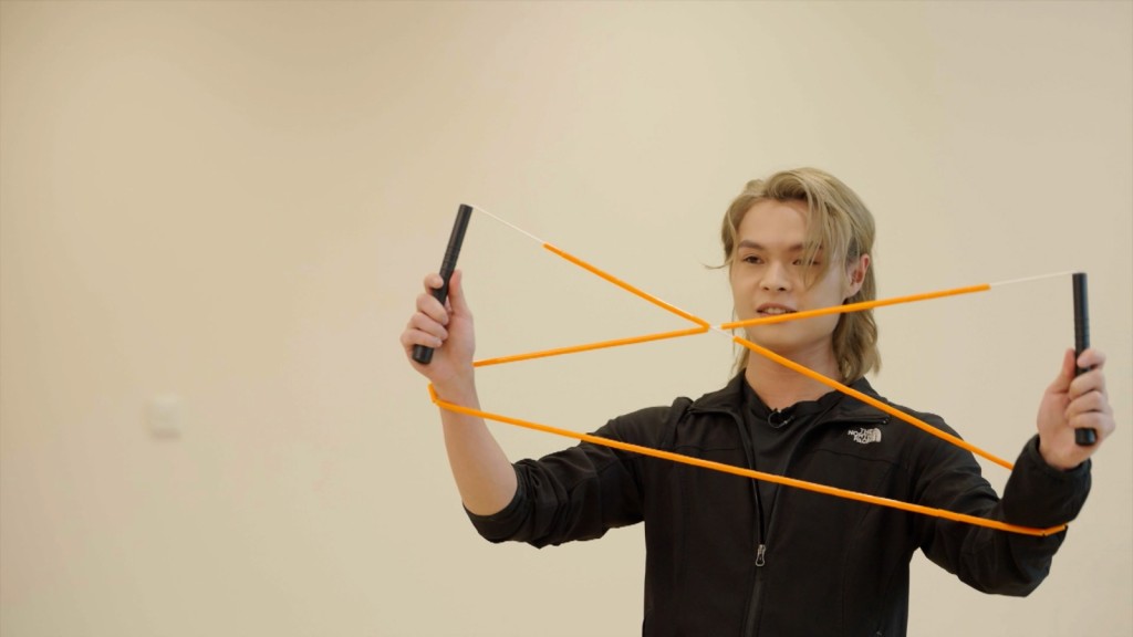 Tiger學花式跳繩。