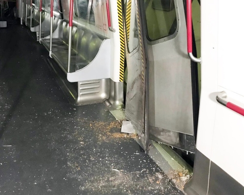 列車相撞意外後,其中一個車廂損毀嚴重。