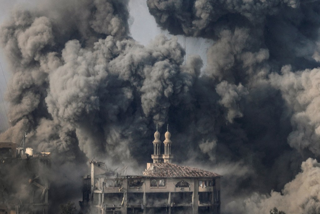 以軍持續轟炸加沙城，濃煙沖天。路透社