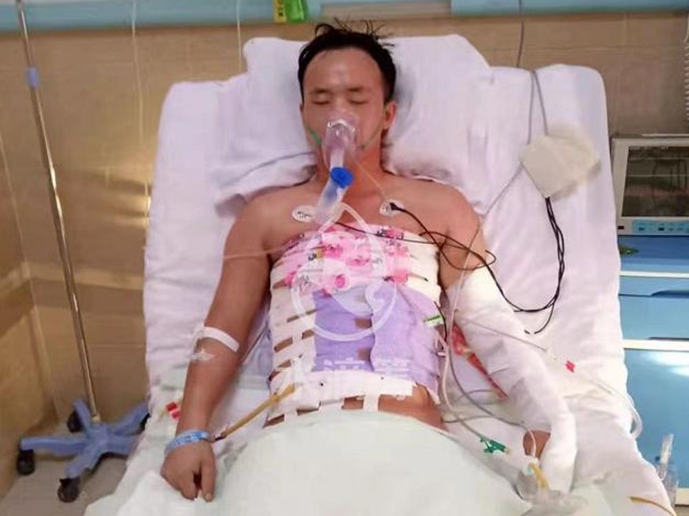 草原公主的哥哥當時為了救妹妹,不幸身受重傷昏迷,