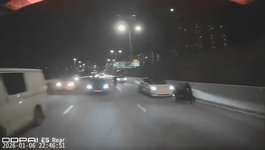 白色Tesla將電單車撞飛。車cam片段截圖