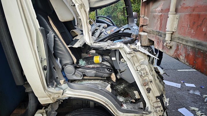 貨車車頭猛撼貨櫃車車尾。