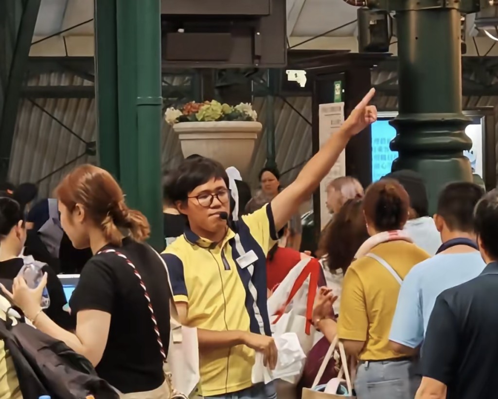 職員有趣的指引方式令乘客井然有序進站。影片擷圖 職員有趣的指引方式令乘客井然有序進站。影片擷圖