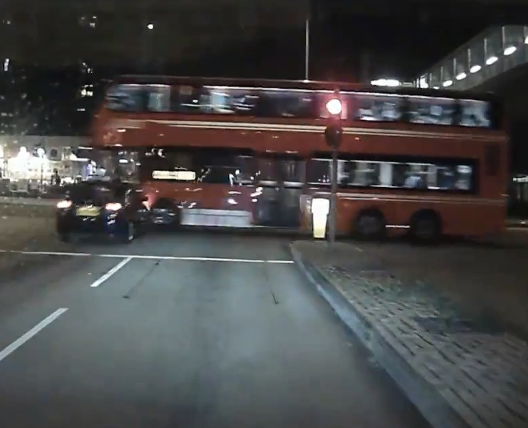 撞完後還再反彈。片段來源:HongKong CarCam