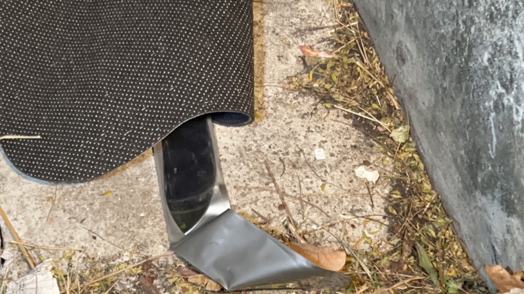 現場檢獲一把牛肉刀。 現場檢獲一把牛肉刀。