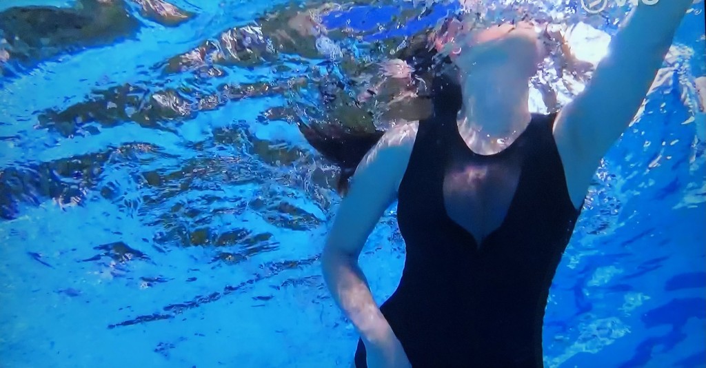 沈殷怡水底泳姿。