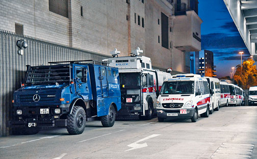 ■警方裝甲車及水炮車,昨晚已停泊在油麻地警署戒備。