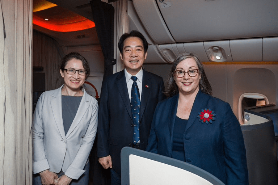 賴清德（中）周日（13日）上午抵達紐約，台灣駐美代表蕭美琴（左）和美國在台協會執行理事藍鶯（Ingrid Larson，右）前往接機。twitter