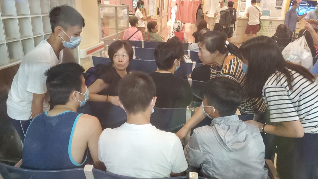 事主親友到醫院了解。